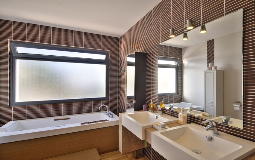 Pri vývoji dizajnu kúpeľne by sa malo brať do úvahy želanie všetkých členov rodiny. Pri vývoji dizajnu kúpeľne by sa malo brať do úvahy želanie všetkých členov rodiny.