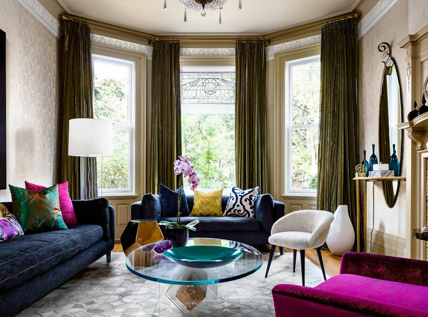 Výrazným príkladom rekreačnej oblasti v hale vidieckeho domu s arkierom Výrazným príkladom rekreačnej oblasti v hale vidieckeho domu s arkierom