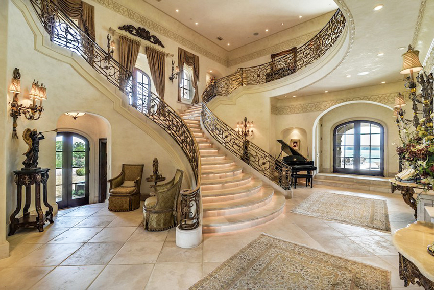 Návrh haly s vnútornou verandou v klasickom štýle Návrh haly s vnútornou verandou v klasickom štýle