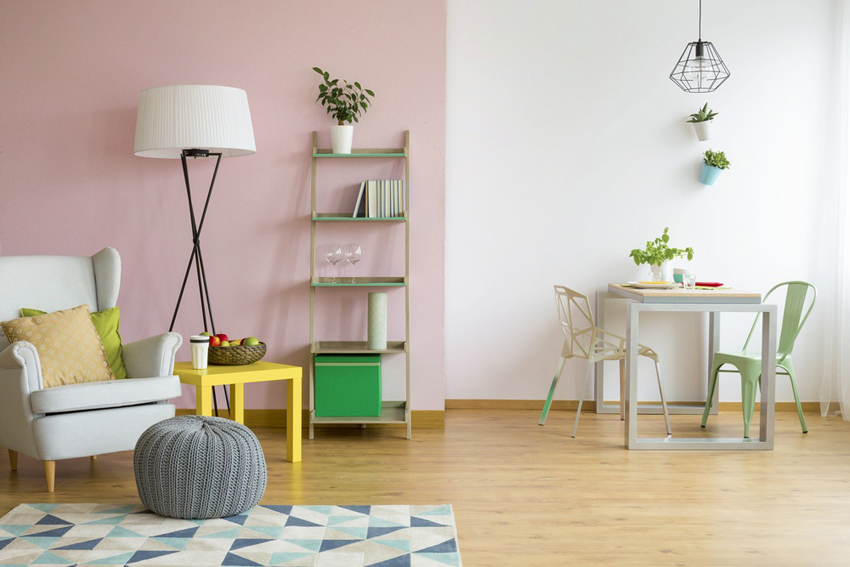 Pomocou rôznych svetiel a povrchových úprav stien môžete priestor zónovať Pomocou rôznych svetiel a povrchových úprav stien môžete priestor zónovať