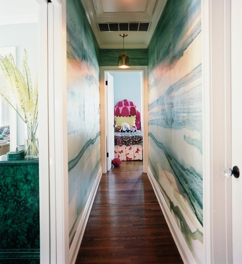 כשאתם מקשטים את קירות המסדרון הקטן, עליכם לנטוש גוונים כהים, ולהעדיף גוונים בהירים יותר כשאתם מקשטים את קירות המסדרון הקטן, עליכם לנטוש גוונים כהים, ולהעדיף גוונים בהירים יותר