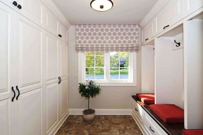 יש לייצר רהיטים בפלטה בהירה, שתעניק נפח למסדרון יש לייצר רהיטים בפלטה בהירה, שתעניק נפח למסדרון