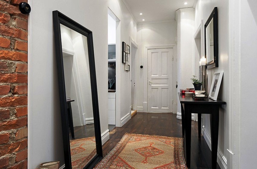 המסדרון בסגנון לופט עשוי בלוח טבעי בהיר עם אלמנטים של לבנים המסדרון בסגנון לופט עשוי בלוח טבעי בהיר עם אלמנטים של לבנים