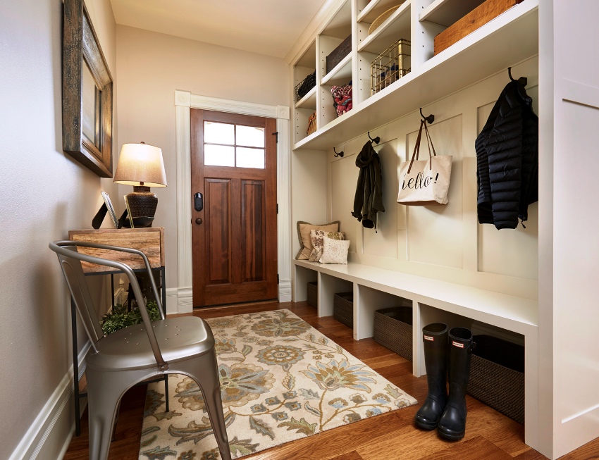 כדי לחסוך מקום, עדיף לארגן מערכת אחסון על כל הקיר כדי לחסוך מקום, עדיף לארגן מערכת אחסון על כל הקיר