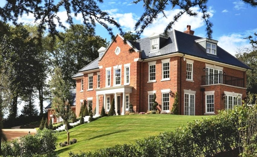 عند شراء منزل على الطراز الإنجليزي ، عليك التفكير في حجم قطعة الأرض عند شراء منزل على الطراز الإنجليزي ، عليك التفكير في حجم قطعة الأرض