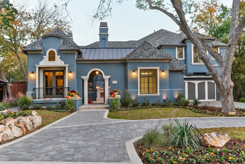 أسلوب استعماري يتميز بتماثل عناصر الواجهة والشرفة الضخمة والأعمدة أسلوب استعماري يتميز بتماثل عناصر الواجهة والشرفة الضخمة والأعمدة