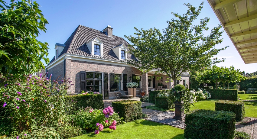 غالبًا ما تتشابك واجهات المنازل على الطراز الإنجليزي مع اللبلاب ، وتنتشر أسرة الزهور مع الأشجار والشجيرات في جميع أنحاء الموقع غالبًا ما تتشابك واجهات المنازل على الطراز الإنجليزي مع اللبلاب ، وتنتشر أسرة الزهور مع الأشجار والشجيرات في جميع أنحاء الموقع