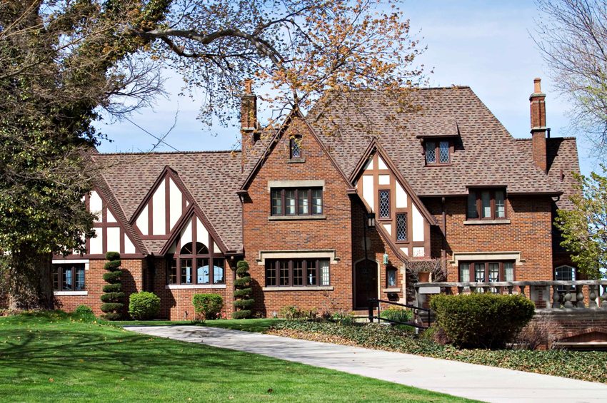 تتميز واجهات المنازل على الطراز الإنجليزي للعصر الجورجي بترتيب متماثل للنوافذ وحتى المداخن تتميز واجهات المنازل على الطراز الإنجليزي للعصر الجورجي بترتيب متماثل للنوافذ وحتى المداخن