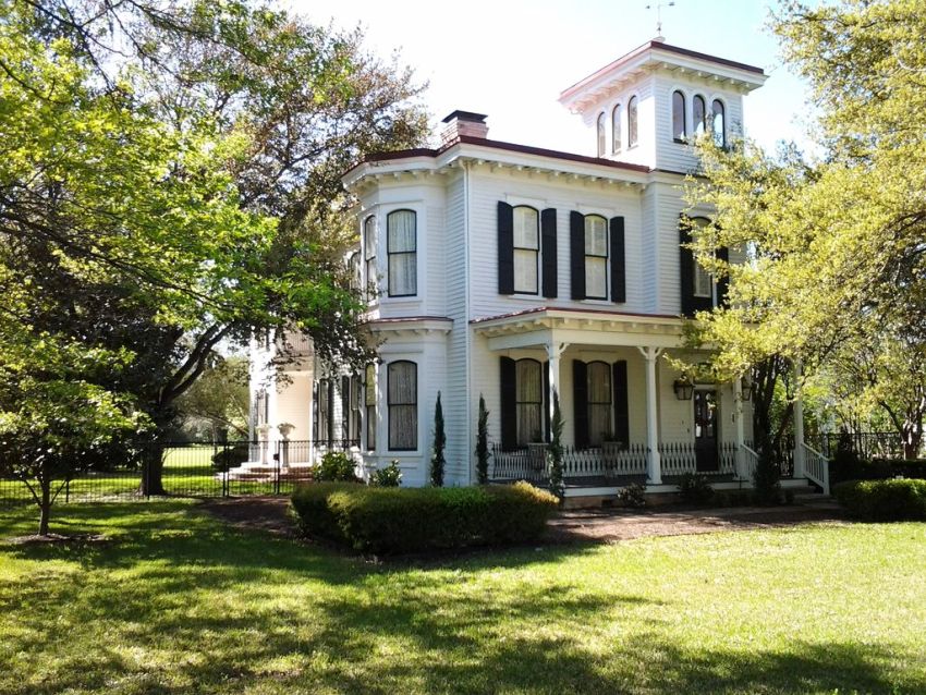 يتميز الطراز الفيكتوري في الهندسة المعمارية بمجموعة متنوعة من أنواع الزخارف على واجهة مبنى واحد يتميز الطراز الفيكتوري في الهندسة المعمارية بمجموعة متنوعة من أنواع الزخارف على واجهة مبنى واحد