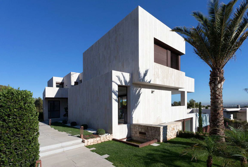 Når de bygger et hus i stil med højteknologi, nægter de at dekorere så meget som muligt Når de bygger et hus i stil med højteknologi, nægter de at dekorere så meget som muligt