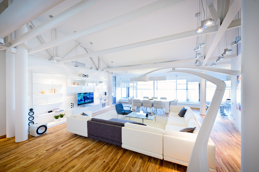 Det højteknologiske interiør er præget af minimalisme og tilbageholdenhed. Det højteknologiske interiør er præget af minimalisme og tilbageholdenhed.