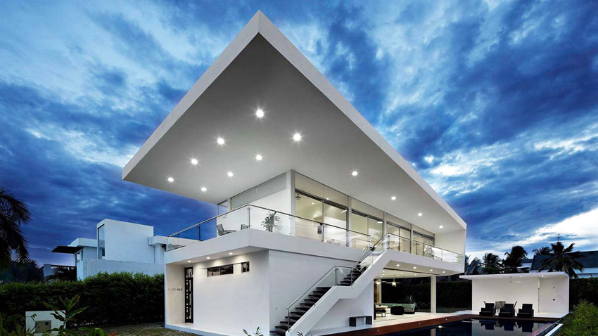 Arkitekturen i højteknologiske huse er enkel, men tilstedeværelsen af en række altaner og terrasser giver bygningen originalitet Arkitekturen i højteknologiske huse er enkel, men tilstedeværelsen af en række altaner og terrasser giver bygningen originalitet