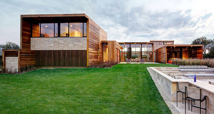 I et højteknologisk hus lavet af træ skal glas og metalelementer være til stede I et højteknologisk hus lavet af træ skal glas og metalelementer være til stede