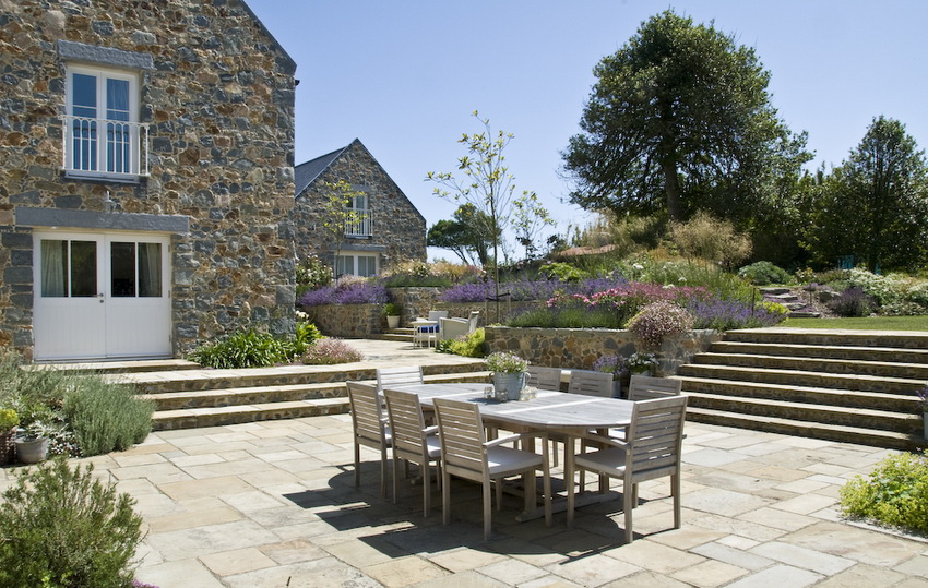 כמו כן, כאשר מקשטים את הנוף שמסביב בסגנון פרובנס משתמשים בסידורי פרחים וגני סלע. כמו כן, כאשר מקשטים את הנוף שמסביב בסגנון פרובנס משתמשים בסידורי פרחים וגני סלע.