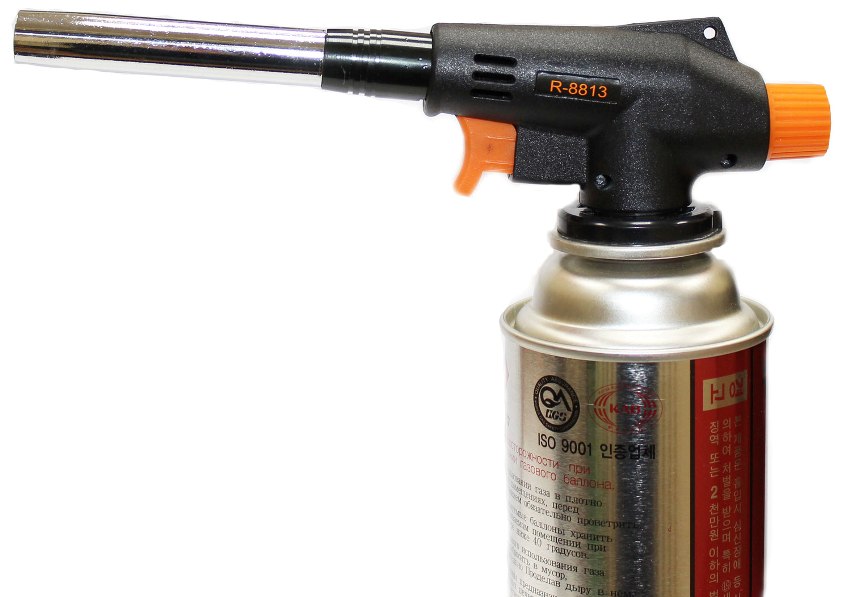 En gasbrænder er nødvendig for at udføre de arbejder, der kræver brug af høj temperatur En gasbrænder er nødvendig for at udføre de arbejder, der kræver brug af høj temperatur