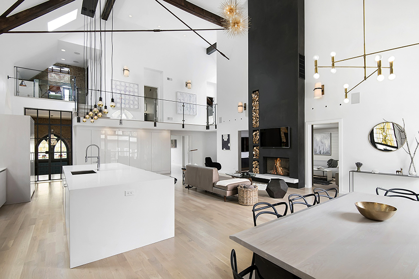 סלונים בסגנון לופט בצבע לבן נראים מרווחים, מסוגננים וקליטים סלונים בסגנון לופט בצבע לבן נראים מרווחים, מסוגננים וקליטים