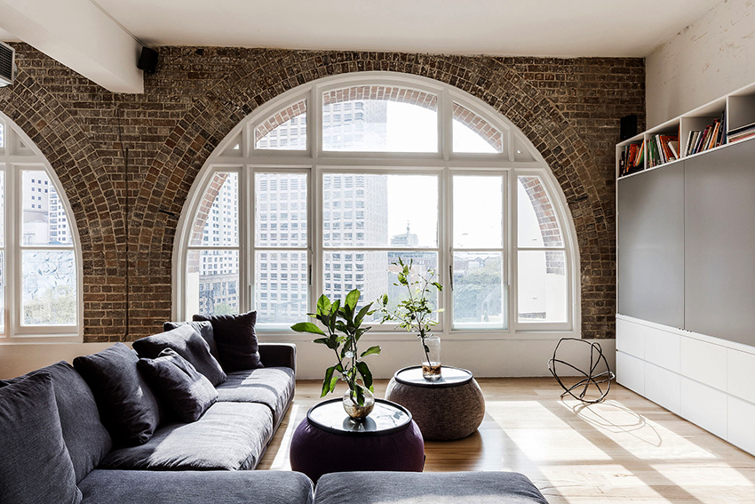 אחד המאפיינים העיקריים של סגנון הלופט הוא חלונות גדולים, שאינם מכוסים בווילונות. אחד המאפיינים העיקריים של סגנון הלופט הוא חלונות גדולים, שאינם מכוסים בווילונות.