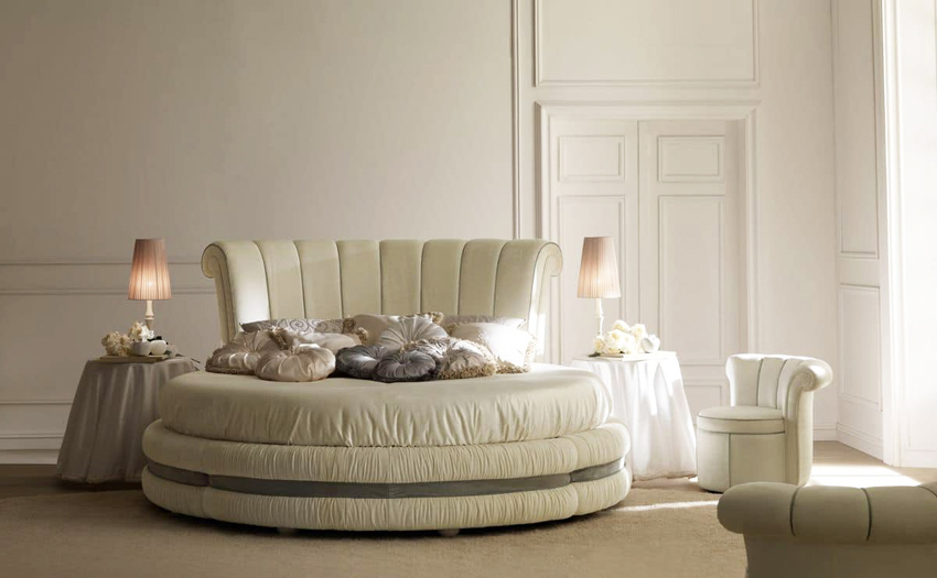 Ένα στρογγυλό κρεβάτι είναι μια μη τυπική λύση για ένα υπνοδωμάτιο Ένα στρογγυλό κρεβάτι είναι μια μη τυπική λύση για ένα υπνοδωμάτιο