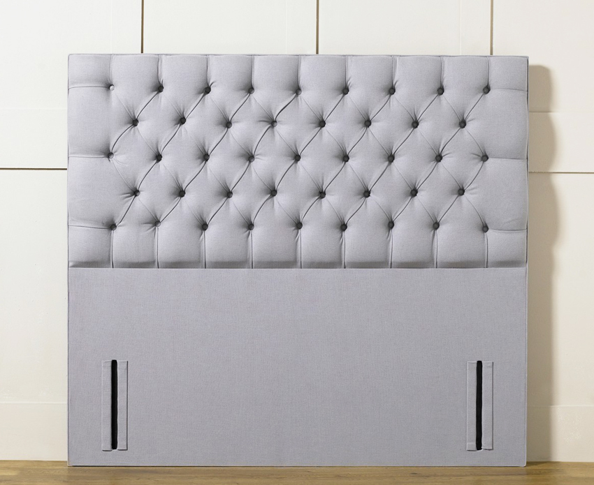 Μετά το ράψιμο στα κουμπιά, το τελικό κεφαλάρι κρέμεται στον τοίχο Μετά το ράψιμο στα κουμπιά, το τελικό κεφαλάρι κρέμεται στον τοίχο