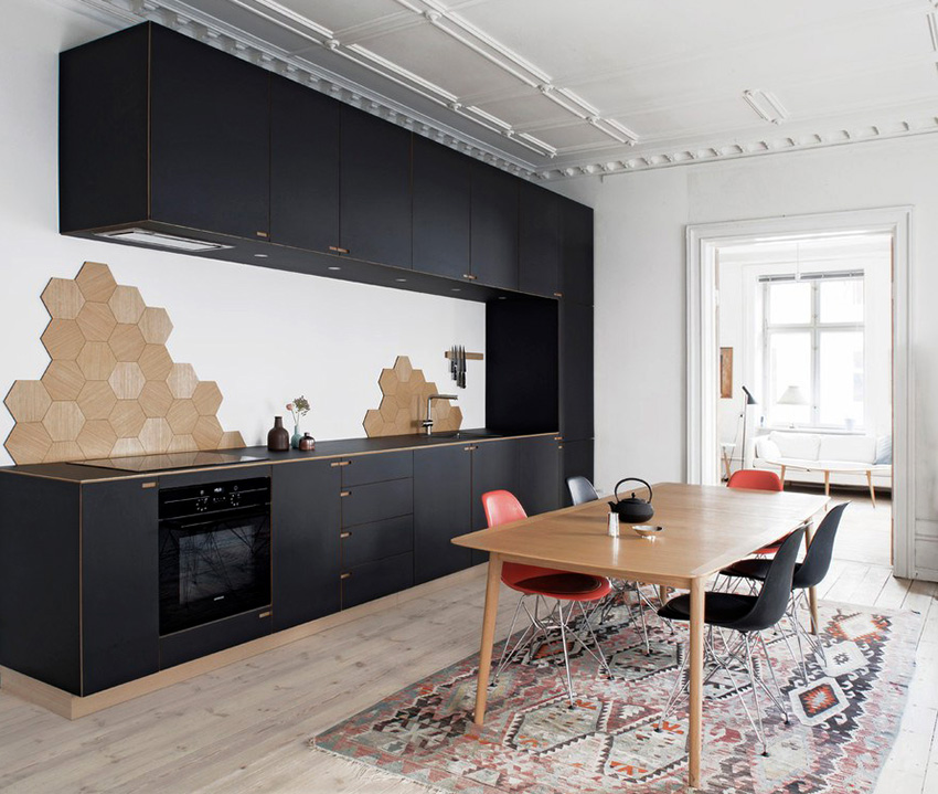 Apenas materiais naturais são usados para renovar uma cozinha escandinava Apenas materiais naturais são usados para renovar uma cozinha escandinava