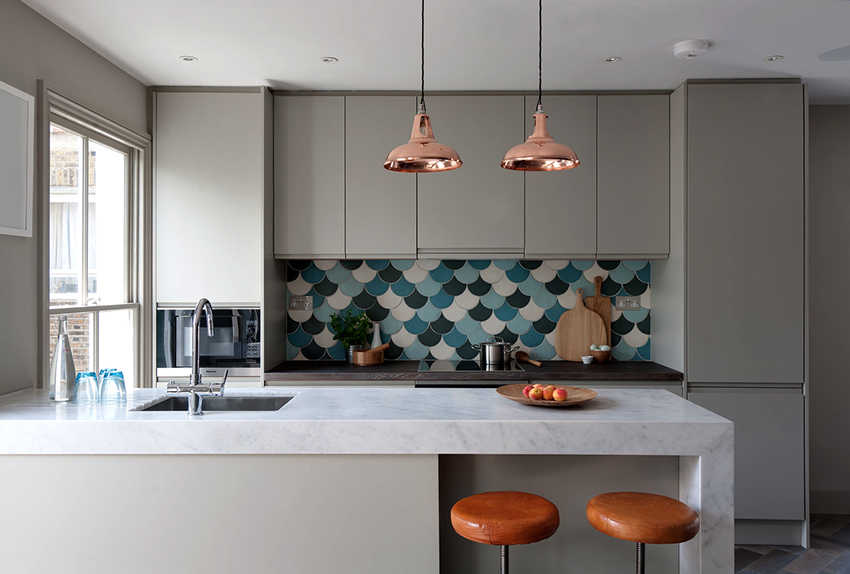 O avental de cozinha no estilo escandinavo é apropriado para tornar o brilho e o cativante O avental de cozinha no estilo escandinavo é apropriado para tornar o brilho e o cativante