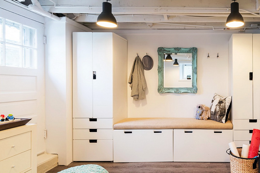 Som regel bruges den mindste mængde nødvendige møbler i gangen. Som regel bruges den mindste mængde nødvendige møbler i gangen.