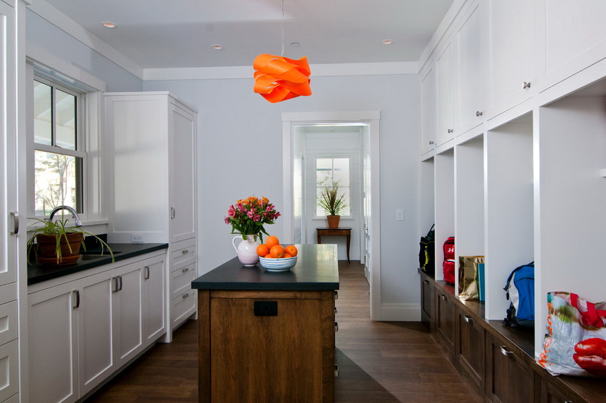 Bøjlen i kombination med det nedre og det øvre rum giver dig mulighed for at optimere tingene på den bedst mulige måde Bøjlen i kombination med det nedre og det øvre rum giver dig mulighed for at optimere tingene på den bedst mulige måde