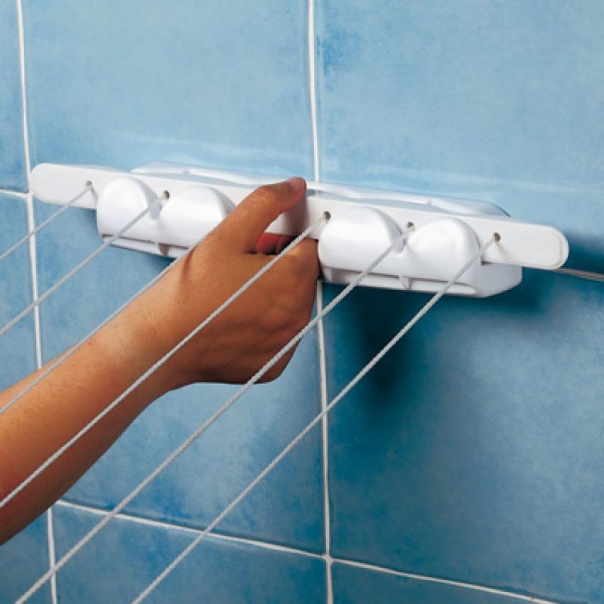 Sušič na stenu je pripevnený k stene pomocou kotiev alebo kovových skrutiek Sušič na stenu je pripevnený k stene pomocou kotiev alebo kovových skrutiek