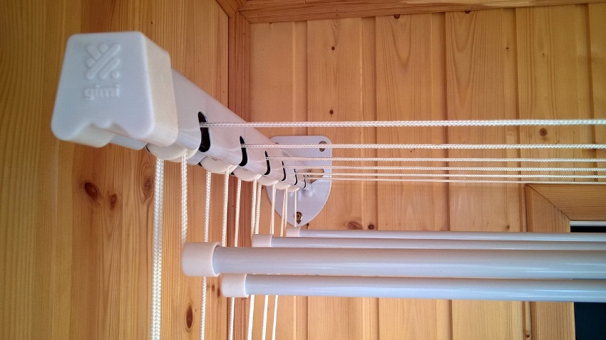 Spojovacie prvky sušičky by mali byť súčasne jednoduché a spoľahlivé, pričom by sa minimálne poškodila dekorácia miestnosti Spojovacie prvky sušičky by mali byť súčasne jednoduché a spoľahlivé, pričom by sa minimálne poškodila dekorácia miestnosti