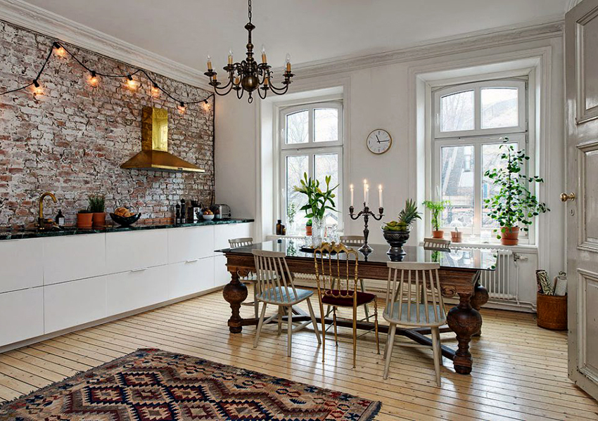 เก้าอี้อาจแตกต่างกันได้ แต่สิ่งสำคัญคือมันกลมกลืนกับโต๊ะและการตกแต่งภายในทั่วไปของห้องครัว เก้าอี้อาจแตกต่างกันได้ แต่สิ่งสำคัญคือมันกลมกลืนกับโต๊ะและการตกแต่งภายในทั่วไปของห้องครัว