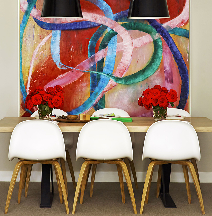 ผนังถัดจากกลุ่มรับประทานอาหารสามารถทำให้สว่างและงดงาม ผนังถัดจากกลุ่มรับประทานอาหารสามารถทำให้สว่างและงดงาม