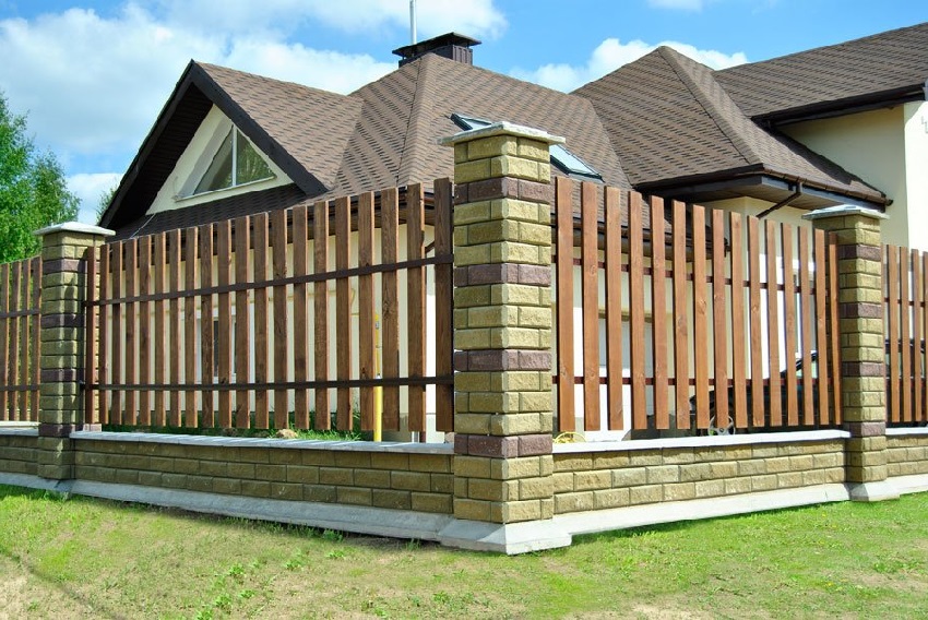 Opførelsen af et hegn er ikke komplet uden at hælde fundamentet Opførelsen af et hegn er ikke komplet uden at hælde fundamentet