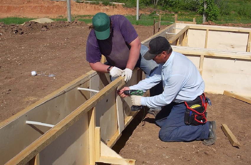 Før du starter konstruktionen af forskallingen, skal du købe de relevante værktøjer og materialer Før du starter konstruktionen af forskallingen, skal du købe de relevante værktøjer og materialer