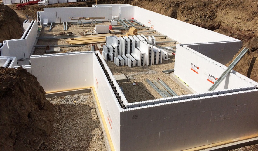 Udvidede forskallingsblokke af polystyren installeres meget hurtigt Udvidede forskallingsblokke af polystyren installeres meget hurtigt