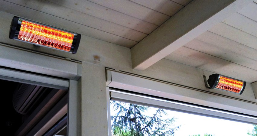 Suspenderet infrarød enhed under drift varmer overflader, der ligger inden for dens rækkevidde Suspenderet infrarød enhed under drift varmer overflader, der ligger inden for dens rækkevidde