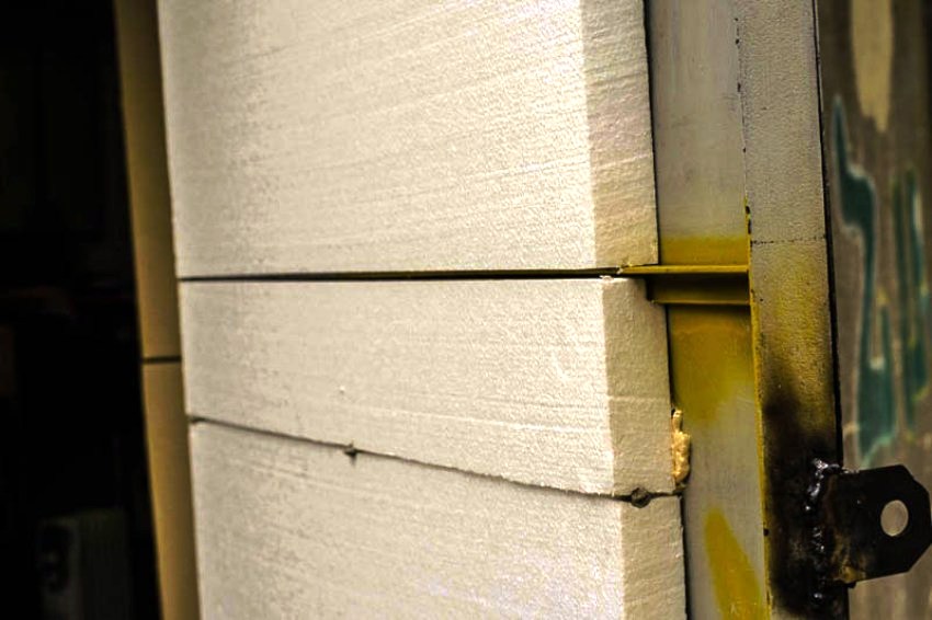 Isolering af garageporten hjælper med at opretholde den ønskede temperatur Isolering af garageporten hjælper med at opretholde den ønskede temperatur