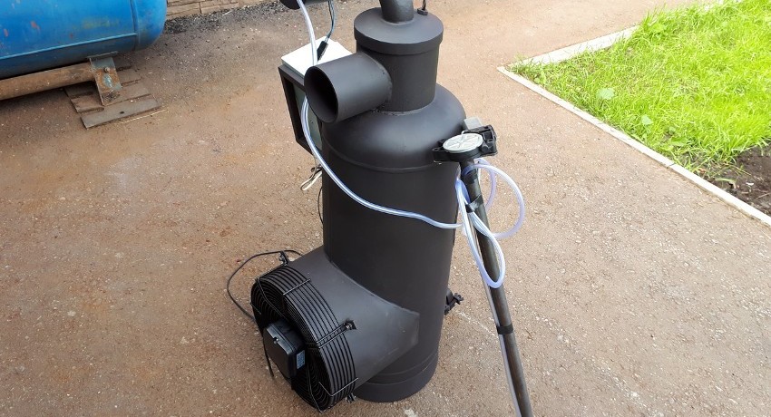 Öl wird in das untere Gefäß des Ofens gegossen, das sich bei unzureichender Luft spaltet Öl wird in das untere Gefäß des Ofens gegossen, das sich bei unzureichender Luft spaltet