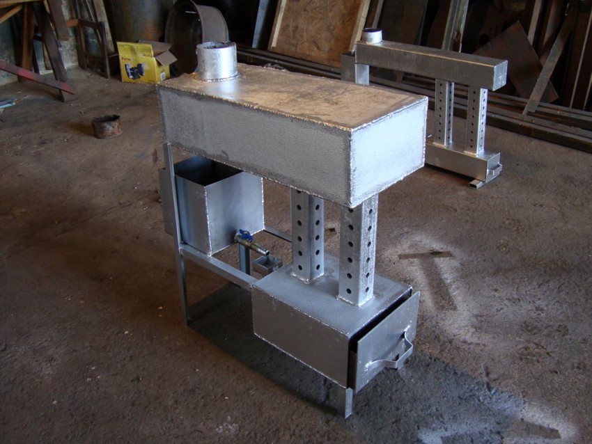 Ein Arbeitsofen mit Wasserkreislauf muss mit einem Ausgleichsbehälter mit Notablauf ausgestattet sein Ein Arbeitsofen mit Wasserkreislauf muss mit einem Ausgleichsbehälter mit Notablauf ausgestattet sein