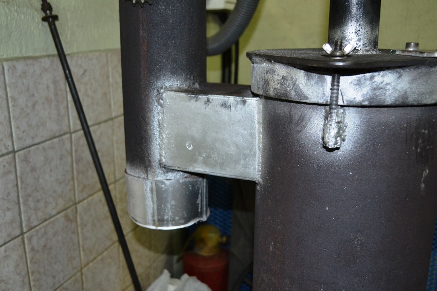 Je nach Gerätetyp kann die Struktur aus Rohren mit unterschiedlichen Durchmessern oder aus Eisenblechen hergestellt werden Je nach Gerätetyp kann die Struktur aus Rohren mit unterschiedlichen Durchmessern oder aus Eisenblechen hergestellt werden