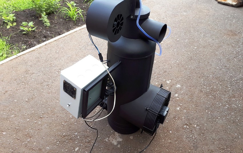 Der Arbeitsofen ist mit einem Kamin, einem Luftzufuhrrohr und einem eingebauten Tank ausgestattet Der Arbeitsofen ist mit einem Kamin, einem Luftzufuhrrohr und einem eingebauten Tank ausgestattet