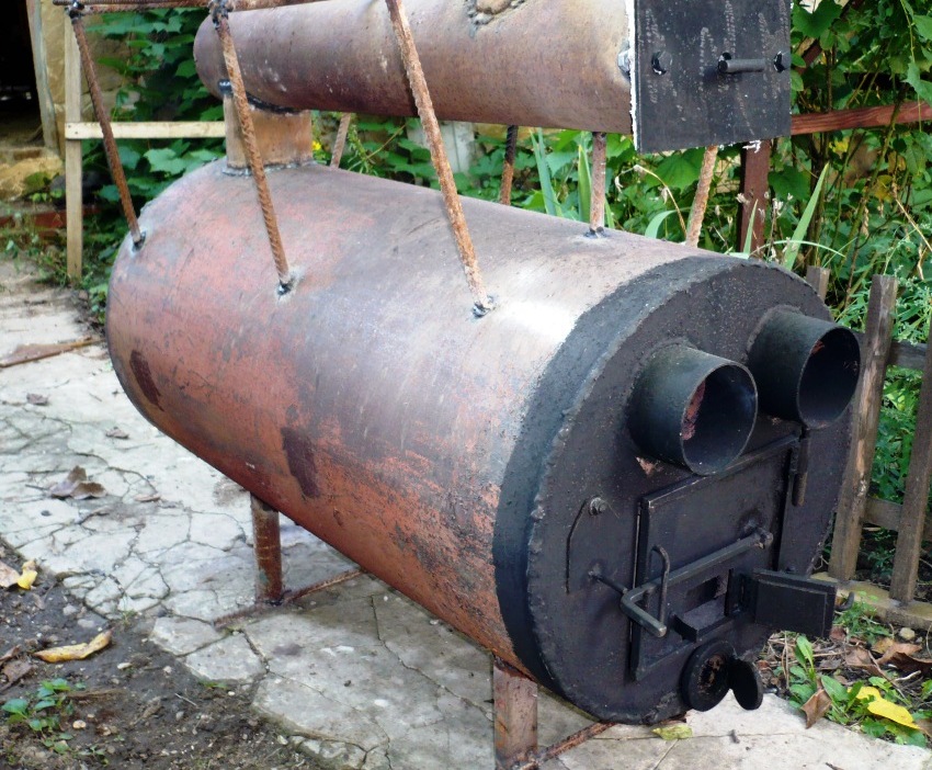 En tønde med et volumen på 200 liter installeres vandret på understøtninger En tønde med et volumen på 200 liter installeres vandret på understøtninger