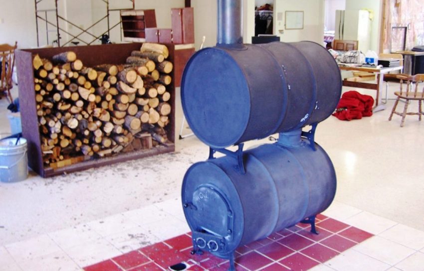 Det anbefales at beskytte gulvet mod den høje temperatur, der genereres af en brændeovn ved hjælp af fliser Det anbefales at beskytte gulvet mod den høje temperatur, der genereres af en brændeovn ved hjælp af fliser