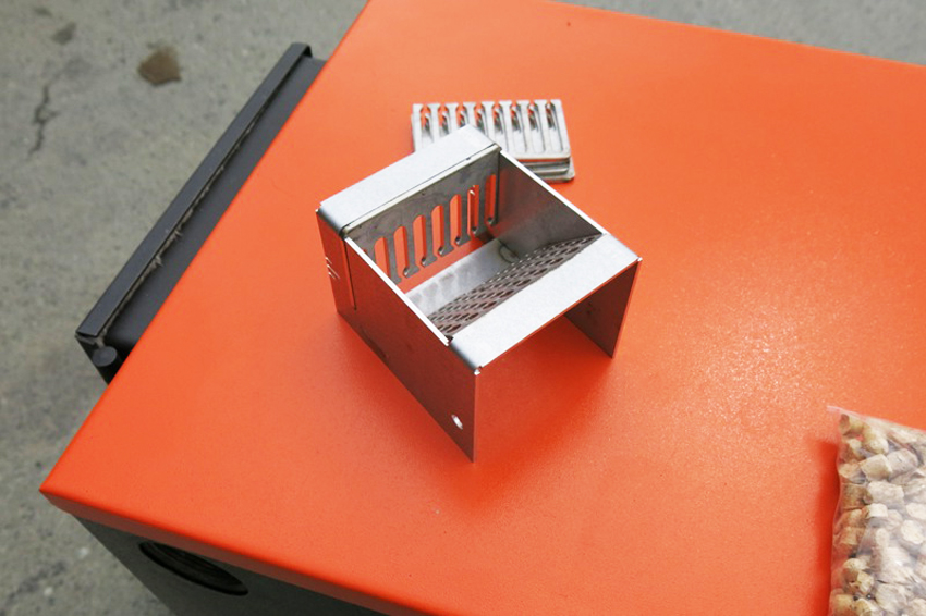 Odporúča sa, aby veľkosť zadnej steny koša bola o 2 mm menšia ako veľkosť granúl peliet na palivo. Odporúča sa, aby veľkosť zadnej steny koša bola o 2 mm menšia ako veľkosť granúl peliet na palivo.