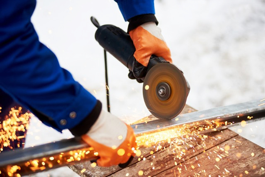 Ak chcete vyrobiť výmenník tepla, musíte rezať rúry s obdĺžnikovým prierezom a spojiť ich dohromady Ak chcete vyrobiť výmenník tepla, musíte rezať rúry s obdĺžnikovým prierezom a spojiť ich dohromady