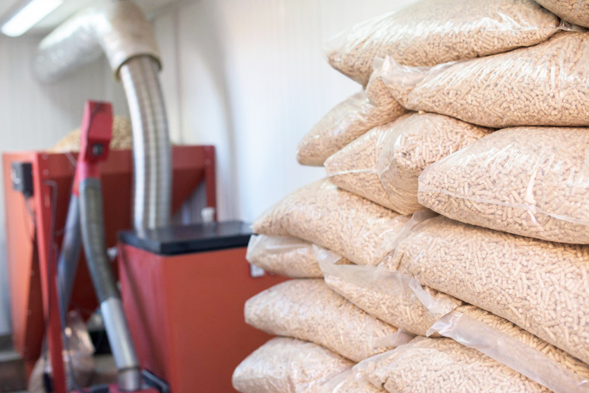 Pomocou ovládača sa nastavuje rýchlosť a objem dodávky paliva z peliet Pomocou ovládača sa nastavuje rýchlosť a objem dodávky paliva z peliet