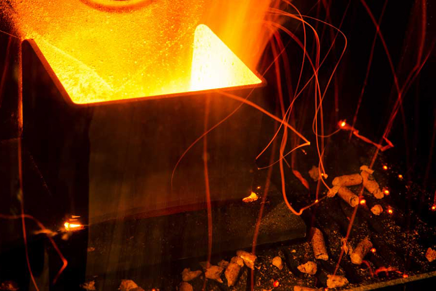 Počas prevádzky horáka na pelety môže teplota v jeho vnútri dosiahnuť 1 000 ° Počas prevádzky horáka na pelety môže teplota v jeho vnútri dosiahnuť 1 000 °