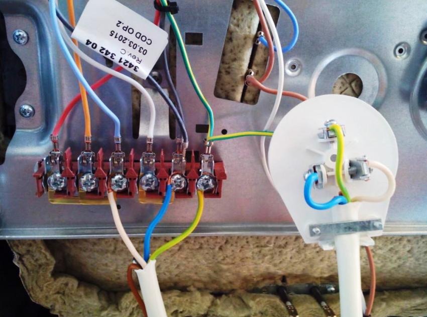 כיריים של בוש, לרוב מחוברים באמצעות כבל בעל ארבע ליבות כיריים של בוש, לרוב מחוברים באמצעות כבל בעל ארבע ליבות