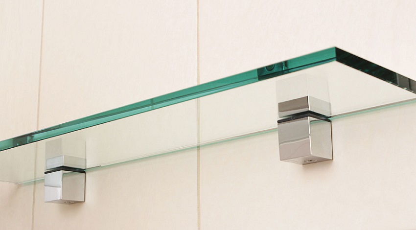 For å fikse glasshyllen, bruk en spesiell festepelikan For å fikse glasshyllen, bruk en spesiell festepelikan