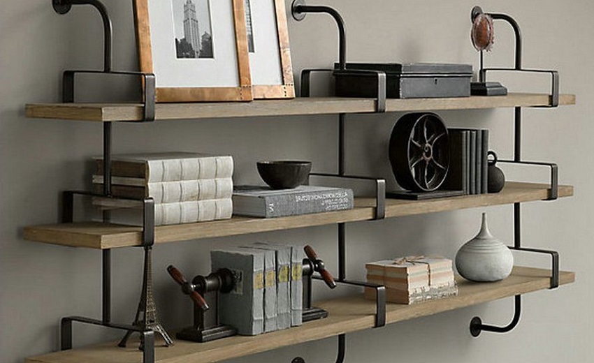 Hyller laget av tre og metall ser veldig organiske ut Hyller laget av tre og metall ser veldig organiske ut