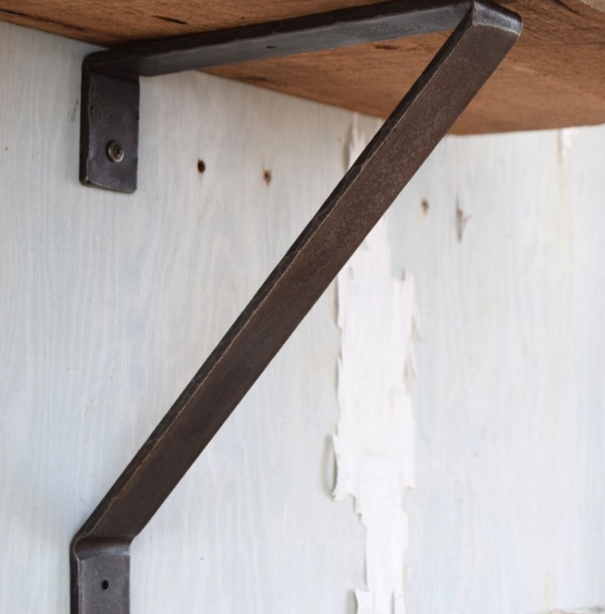 Hyllene er festet til veggene med hengsler eller braketter Hyllene er festet til veggene med hengsler eller braketter